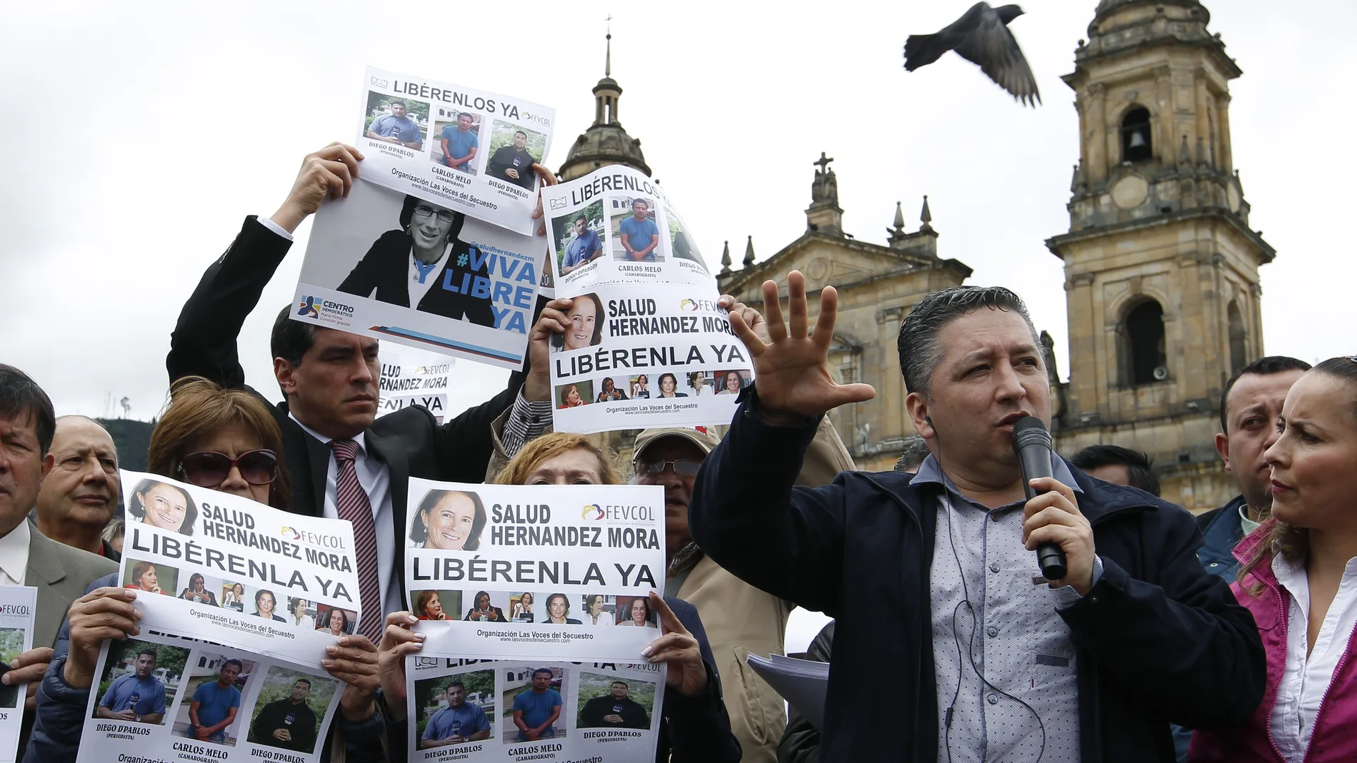 Fotografía de archivo del periodista colombiano Herbin Hoyos durante una manifestación para exigir la liberación de la periodista española Salud Hernández y los corresponsales de Noticias RCN Diego D'Pablos y Carlos Melo en 2016
