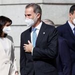 -FOTODELDIA- MADRID, 23/02/2021.- El rey Felipe VI (c), el presidente del Gobierno, Pedro Sánchez (d), y la presidenta del Senado, Pilar Llop (i), a su llegada a la ceremonia que se celebra, este martes, en el Congreso de los Diputados con motivo del 40 aniversario del 23F. El intento de golpe de Estado del 23F cumple este martes 40 años y el episodio histórico, uno de los momentos más trascendentales de la Transición a la democracia, es ahora casi desconocido para muchas de las nuevas generaciones de españoles. EFE/ Chema Moya