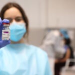 Una profesional sanitaria sostiene un frasco con la vacuna contra el COVID-19 de AstraZeneca,