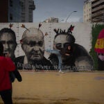 Un mural con flechas en la cabeza del Rey Emérito Juan Carlos I y el general Francisco Franco en Barcelona (España), a 23 de febrero de 2021. Los murales fueron pintados el pasado domingo tras cinco noches consecutivas de protestas en varias ciudades españolas por el encarcelamiento de Pablo Hasel que ingresó el pasado 16 de febrero en el centro penitenciario de Ponent, en Lleida. Está condenado por la Audiencia Nacional a dos años, cuatro meses y quince días de cárcel por los delitos de enaltecimiento del terrorismo e injurias a la corona.23 FEBRERO 2021;PABLO HASEL;BARCELONA;GRAFFITIS;ARTE URBANO;PROTESTA;CATALUÑADavid Zorrakino / Europa Press23/02/2021