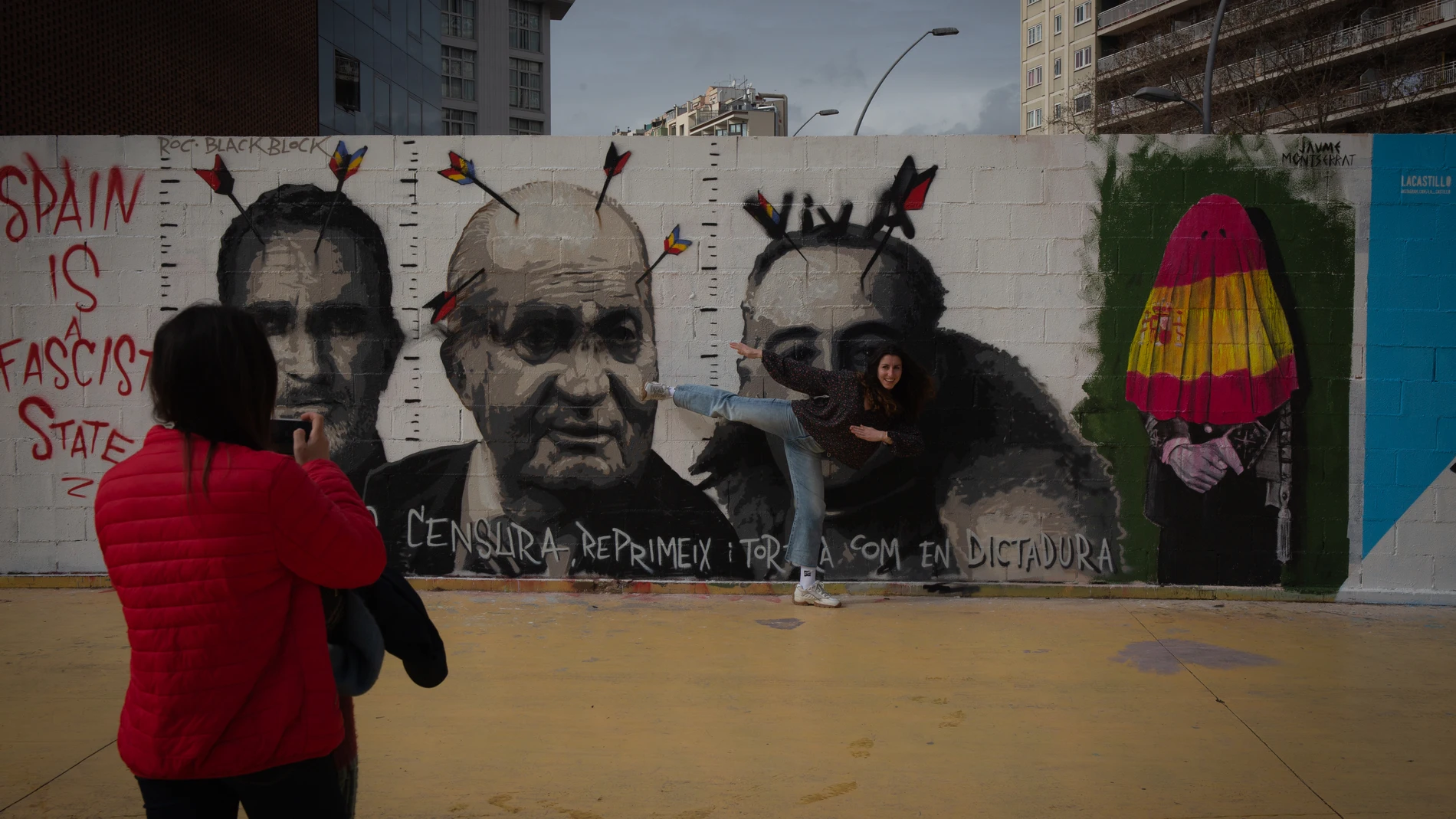 Un mural con flechas en la cabeza del Rey Emérito Juan Carlos I y el general Francisco Franco en Barcelona (España), a 23 de febrero de 2021. Los murales fueron pintados el pasado domingo tras cinco noches consecutivas de protestas en varias ciudades españolas por el encarcelamiento de Pablo Hasel que ingresó el pasado 16 de febrero en el centro penitenciario de Ponent, en Lleida. Está condenado por la Audiencia Nacional a dos años, cuatro meses y quince días de cárcel por los delitos de enaltecimiento del terrorismo e injurias a la corona.23 FEBRERO 2021;PABLO HASEL;BARCELONA;GRAFFITIS;ARTE URBANO;PROTESTA;CATALUÑADavid Zorrakino / Europa Press23/02/2021