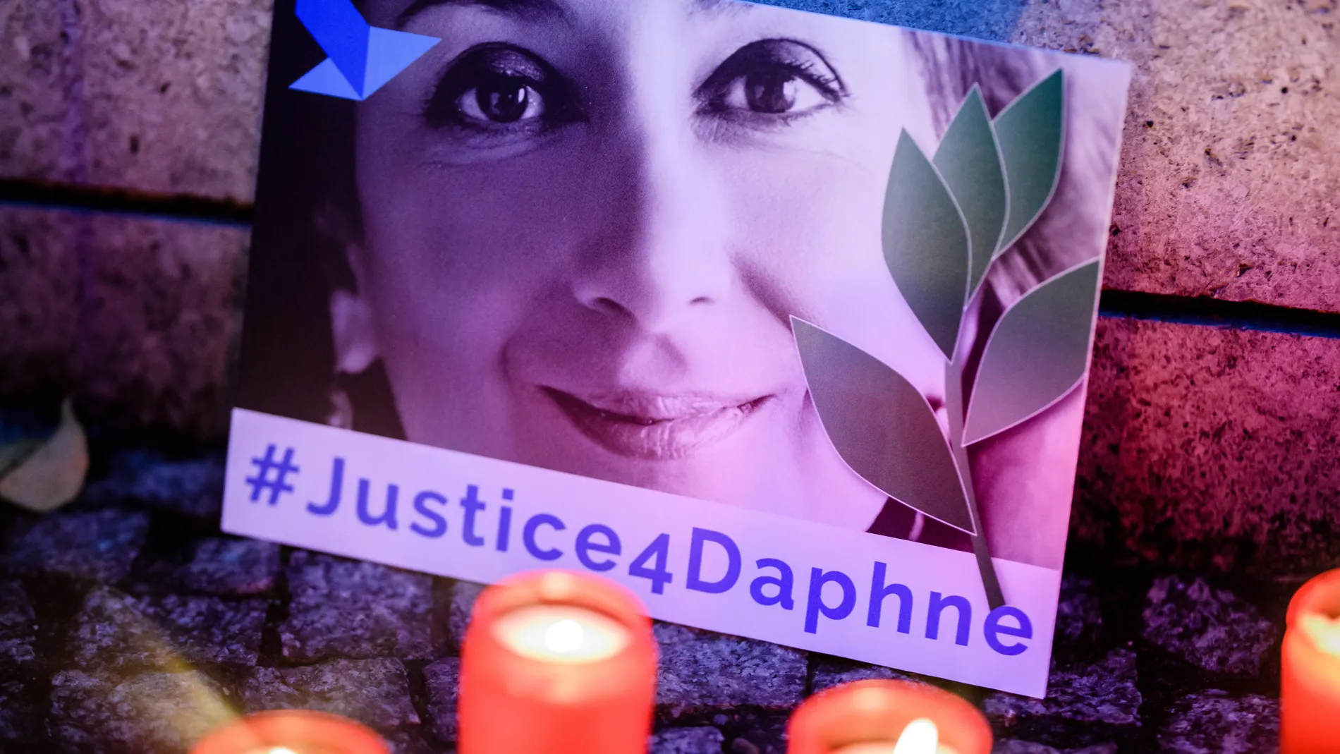 Una cartel frente a la embajada maltesa en Berlín exige justicia por el asesinato de Daphne Caruana Galizia