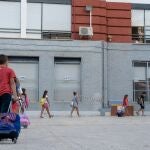 Niños entrando a un colegio