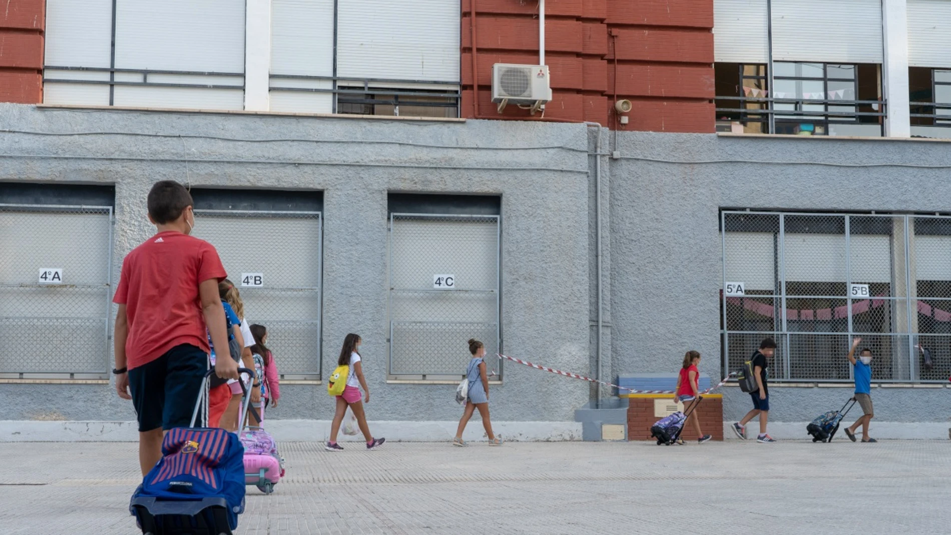 Niños entrando a un colegio