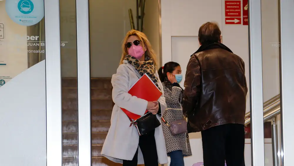 Journalist Lydia Lozano and her husband Carlos García at the hospital. Madrid 23 February 2021.