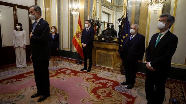 GRAF2745. MADRID, 23/02/2021.- El rey Felipe VI (2i) junto al presidente del Gobierno, Pedro Sánchez (c), el presidente del Tribunal Constitucional Juan José González Rivas (2d), la presidenta del Congreso, Meritxel Batet (3i) la presidenta del Senado, Pilar Llop (i) y el presidente del Tribunal Supremo Carlos Lesmes (d) en el Salón de los pasos perdidos del Congreso de los Diputados este martes con motivo del 40 aniversario del 23F. EFE/ Emilio Naranjo POOL