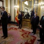 GRAF2745. MADRID, 23/02/2021.- El rey Felipe VI (2i) junto al presidente del Gobierno, Pedro Sánchez (c), el presidente del Tribunal Constitucional Juan José González Rivas (2d), la presidenta del Congreso, Meritxel Batet (3i) la presidenta del Senado, Pilar Llop (i) y el presidente del Tribunal Supremo Carlos Lesmes (d) en el Salón de los pasos perdidos del Congreso de los Diputados este martes con motivo del 40 aniversario del 23F. EFE/ Emilio Naranjo POOL