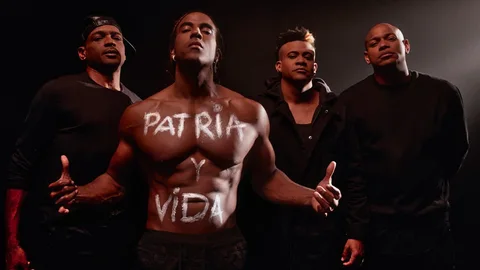 Yotuel en el centro con otros músicos cubanos que participan en la canción "Patria y Vida"