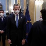 El Rey Felipe VI, junto al presidente del Gobierno, Pedro Sánchez
