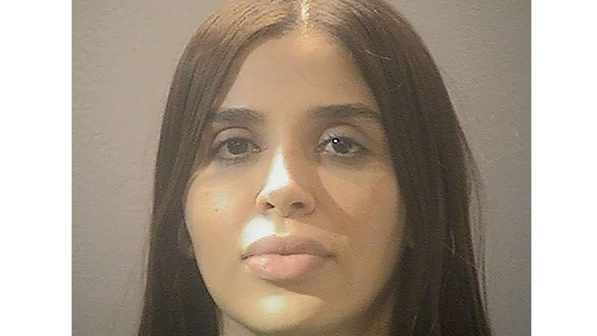 La primera imagen de Emma Coronel Aispuro, la esposa del "Chapo" Guzmán, bajo custodia policial