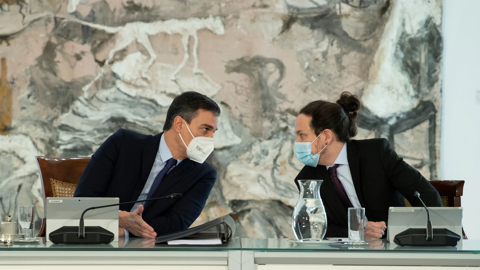 El presidente del Gobierno, Pedro Sánchez conversa con el vicepresidente segundo, Pablo Iglesias durante la reunión del Consejo de Ministros celebrada este martes en Moncloa