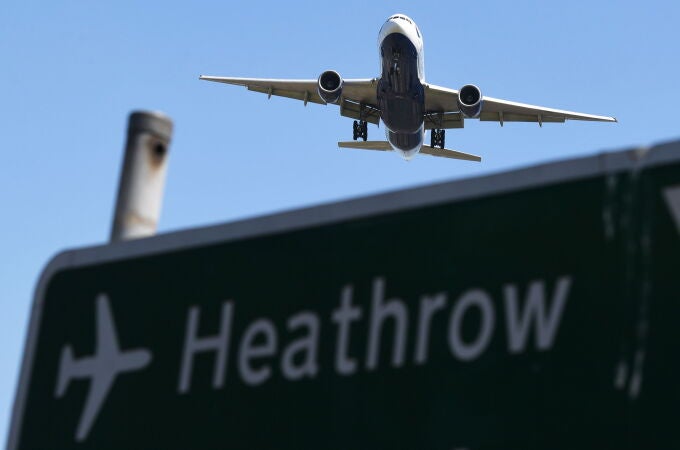 Un avión aterriza en el aeropuerto de Heathrow