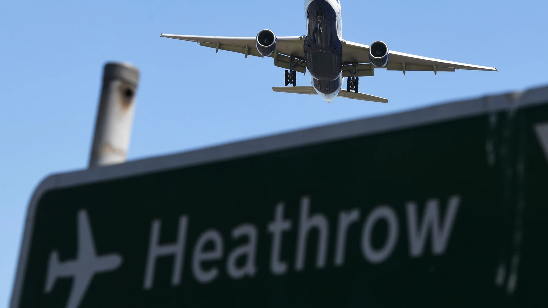 Un avión aterriza en el aeropuerto de Heathrow