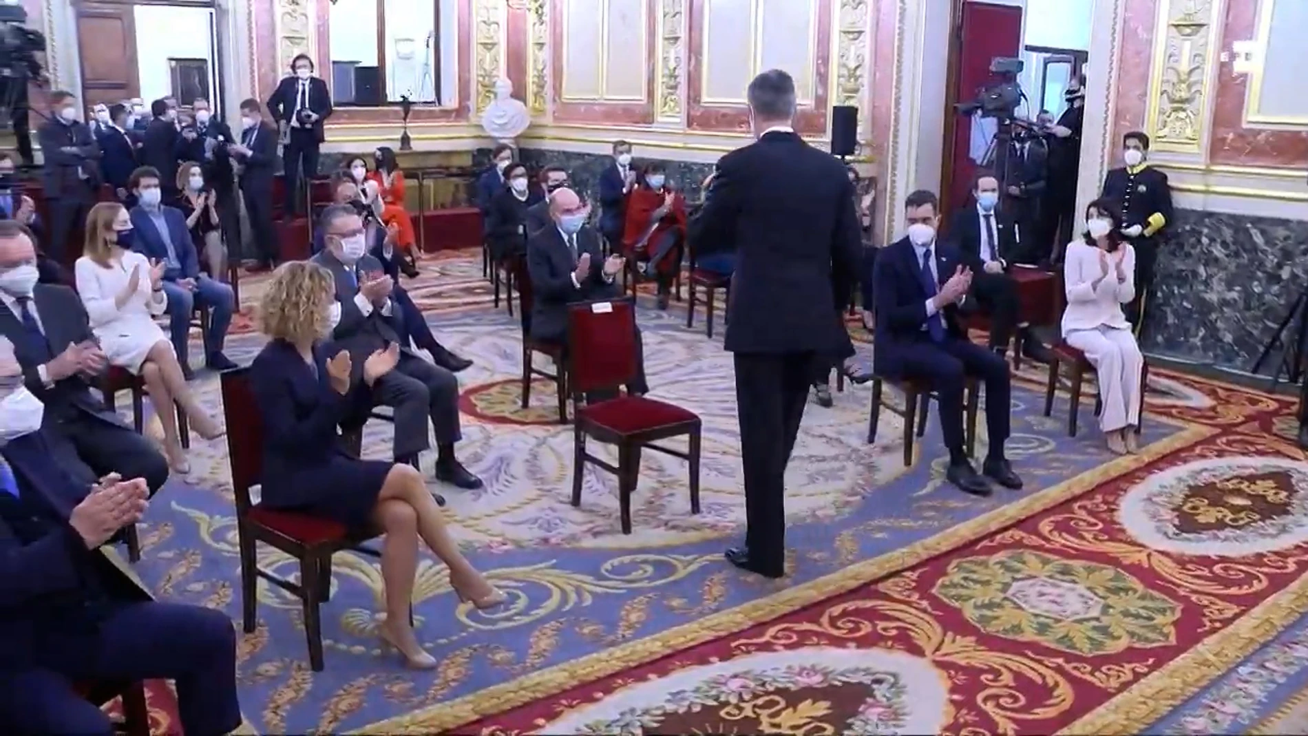 Todos los asistentes, menos Pablo iglesias, aplauden al rey Felipe VI tras su discurso en el Salón de los pasos perdidos del Congreso de los Diputados, con motivo del 40 aniversario del 23F.