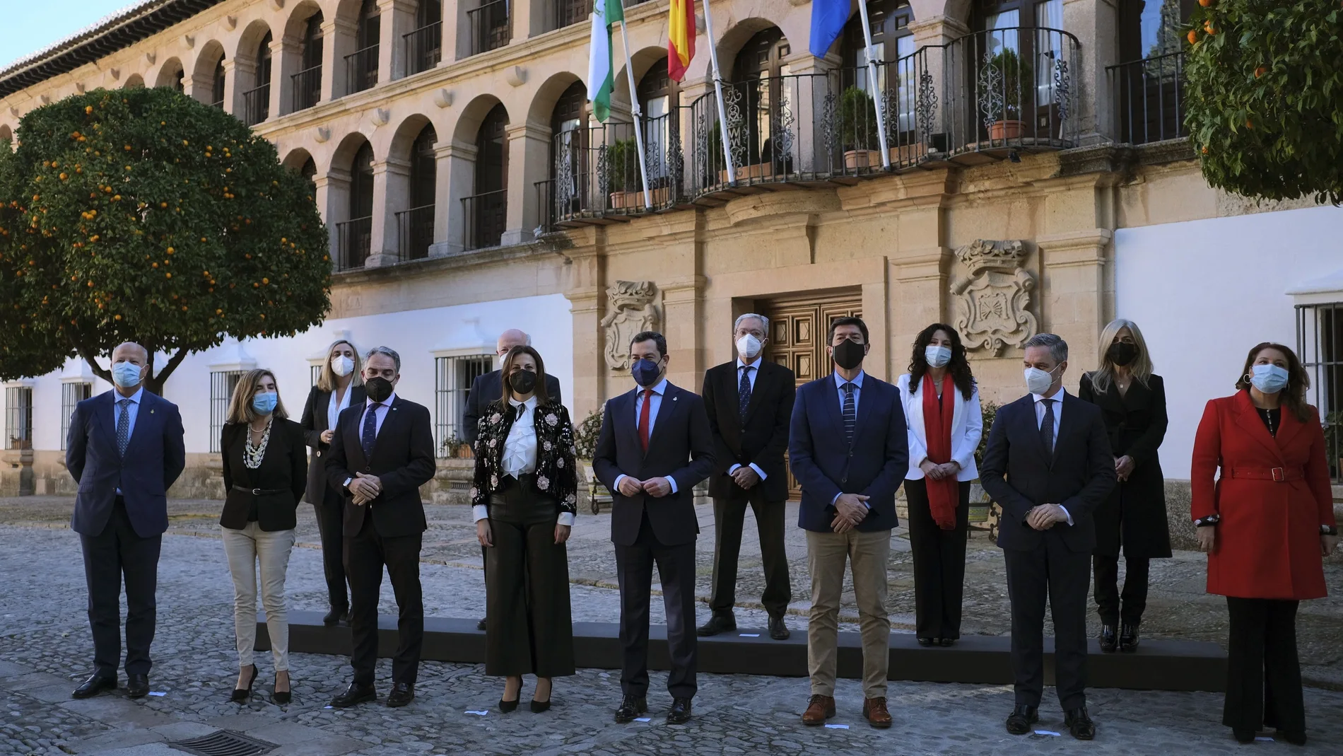 El presidente de la Junta de Andalucía, Juanma Moreno (c) posa en una foto de familia con el resto del Ejecutivo y la alcaldesa de Ronda, María de la Paz Fernández (4i), al inicio de la reunión del Consejo de Gobierno en Ronda (Málaga) con motivo de los actos previos del Día de Andalucía