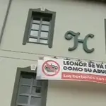 Pancarta colgada en el edificio de la antigua harinera La Perla después hotel &quot;Marqués de la Ensenada&quot; de Valladolid, &quot;okupado&quot; por el movimiento de La Molinera