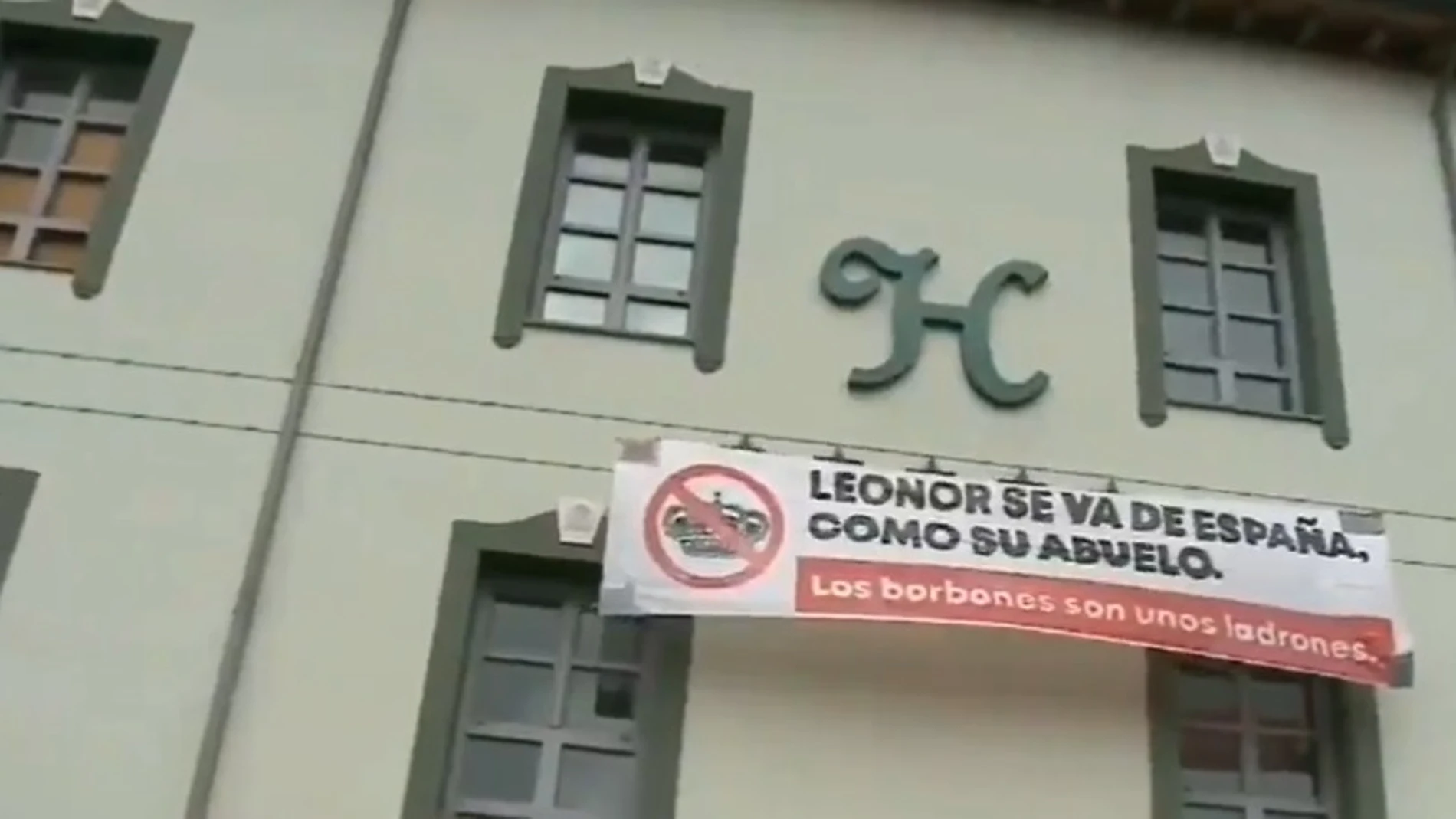 Pancarta colgada en el edificio de la antigua harinera La Perla después hotel "Marqués de la Ensenada" de Valladolid, "okupado" por el movimiento de La Molinera