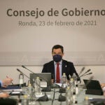 El presidente de la Junta de Andalucía, Juanma Moreno, durante la reunión semanal del Consejo de Gobierno de la Junta de Andalucía, celebrada hoy en el municipio de Ronda