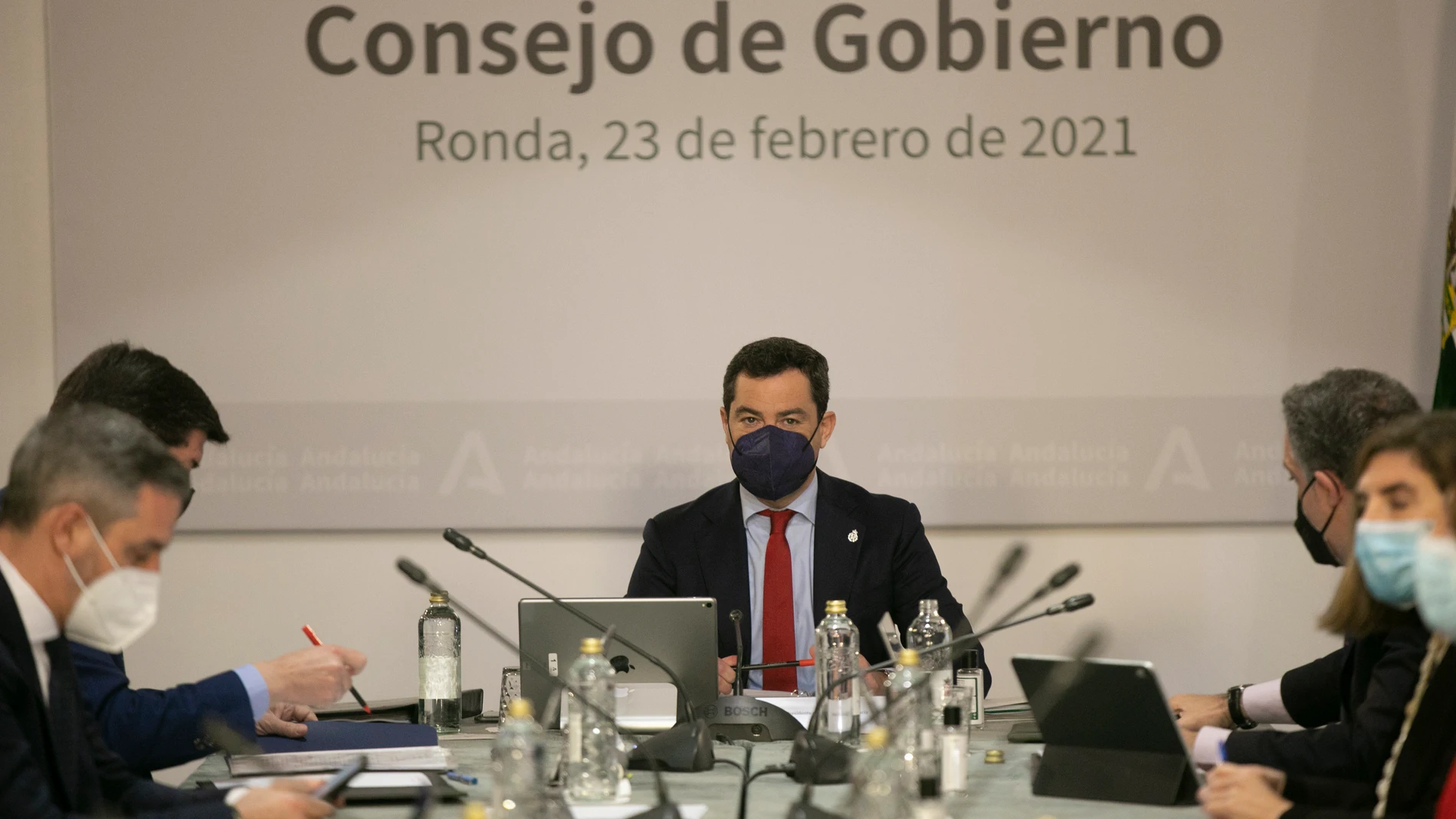 El presidente de la Junta de Andalucía, Juanma Moreno, durante la reunión semanal del Consejo de Gobierno de la Junta de Andalucía, celebrada hoy en el municipio de Ronda