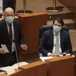 El vicepresidente Francisco Igea interviene desde su escaño durante el Pleno bajo la atenta mirada del presidente Fernández Mañueco