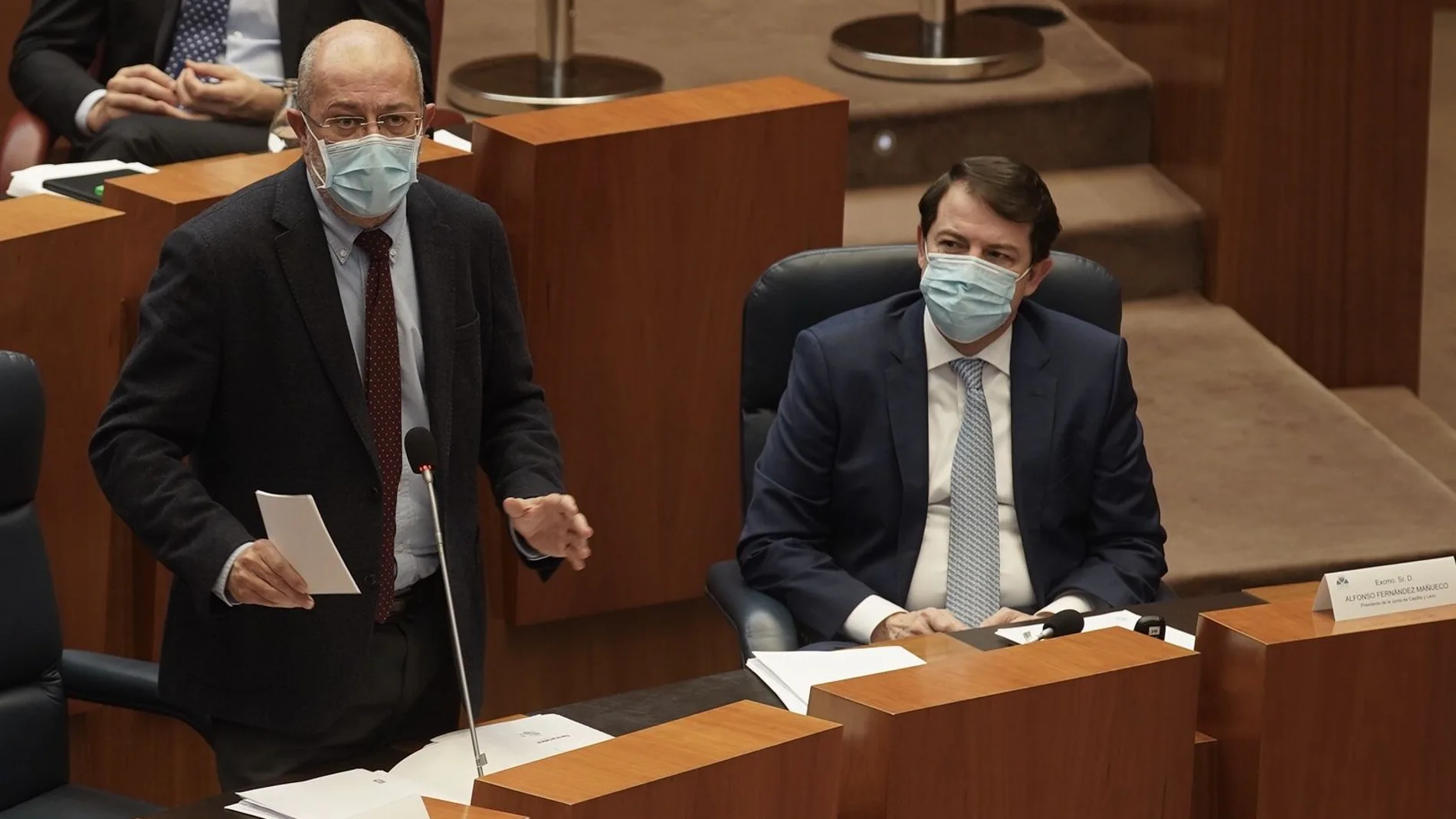 El vicepresidente Francisco Igea interviene desde su escaño durante el Pleno bajo la atenta mirada del presidente Fernández Mañueco