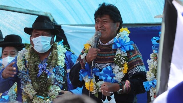 BOL14 EL ALTO (BOLIVIA).- 23/02/2021.- El expresidente de Bolivia Evo Morales (d) habla junto al candidato a la alcaldía de El Alto Zacarías Maquera (i), hoy en El Alto (Bolivia). El expresidente de Bolivia Evo Morales recorrió este martes en una numerosa caravana la ciudad de El Alto, bastión político del MAS, para reforzar la campaña de los candidatos a la Alcaldía y a la Gobernación del Movimiento al Socialismo (MAS) para las elecciones subnacionales del 7 de marzo. EFE/Martin Alipaz