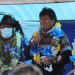 BOL14 EL ALTO (BOLIVIA).- 23/02/2021.- El expresidente de Bolivia Evo Morales (d) habla junto al candidato a la alcaldía de El Alto Zacarías Maquera (i), hoy en El Alto (Bolivia). El expresidente de Bolivia Evo Morales recorrió este martes en una numerosa caravana la ciudad de El Alto, bastión político del MAS, para reforzar la campaña de los candidatos a la Alcaldía y a la Gobernación del Movimiento al Socialismo (MAS) para las elecciones subnacionales del 7 de marzo. EFE/Martin Alipaz