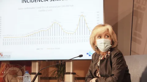 La consejera de Sanidad, Verónica Casado, atiende a los periodistas