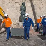 Operarios trabajando para trasladar la estatua de Franco en Melilla el pasado 23 de febrero