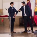 El consejero de Transparencia, Participación y Administración Pública de la Comunidad de Murcia, José Gabriel Sánchez Torregrosa (i) durante un momento del acto de su toma de posesión acompañado por el presidente de la Comunidad de Murcia Fernando López Miras (d), este martes en el Palacio de San Esteban, sede del gobierno regional. EFE/Marcial Guillén