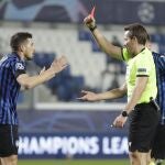 El árbitro Tobias Stieler expulsó a Remo Freuler en el Atalanta-Real Madrid.