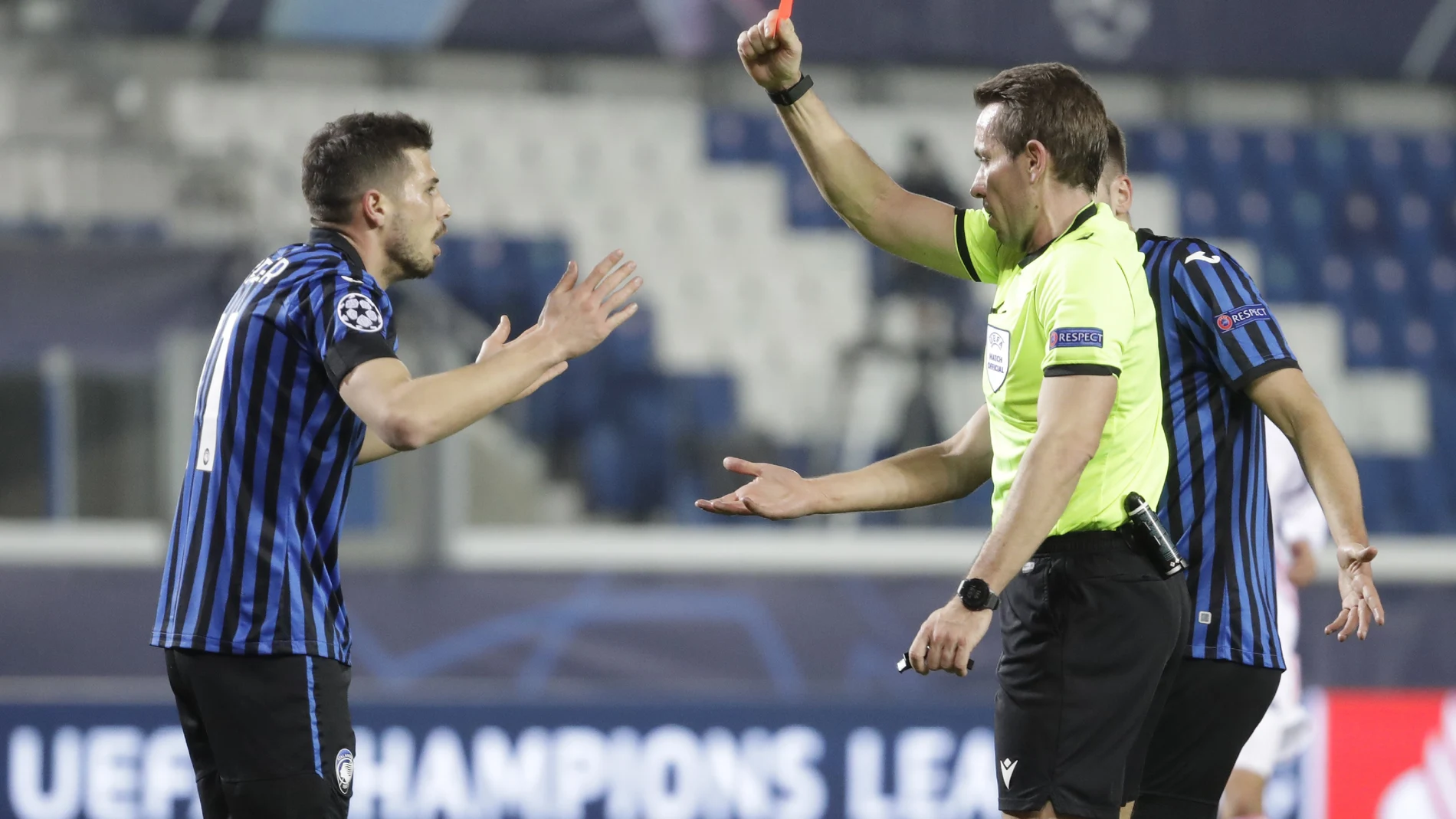 El árbitro Tobias Stieler expulsó a Remo Freuler en el Atalanta-Real Madrid.