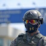AME7831. GUAYAQUIL (ECUADOR), 24/02/2021.- Soldados custodian hoy el Centro de Privación de Libertad Zonal 8, una de las cuatro cárceles ecuatorianas donde este martes se produjeron motines, en Guayaquil (Ecuador). Ecuador trata de entender la matanza desatada el martes dentro de cuatro de sus prisiones, mientras las autoridades judiciales siguen las pesquisas para descifrar lo ocurrido sin descartar, según expertos, que los hechos puedan estar solapados con el narcotráfico. EFE/ Marcos Pin