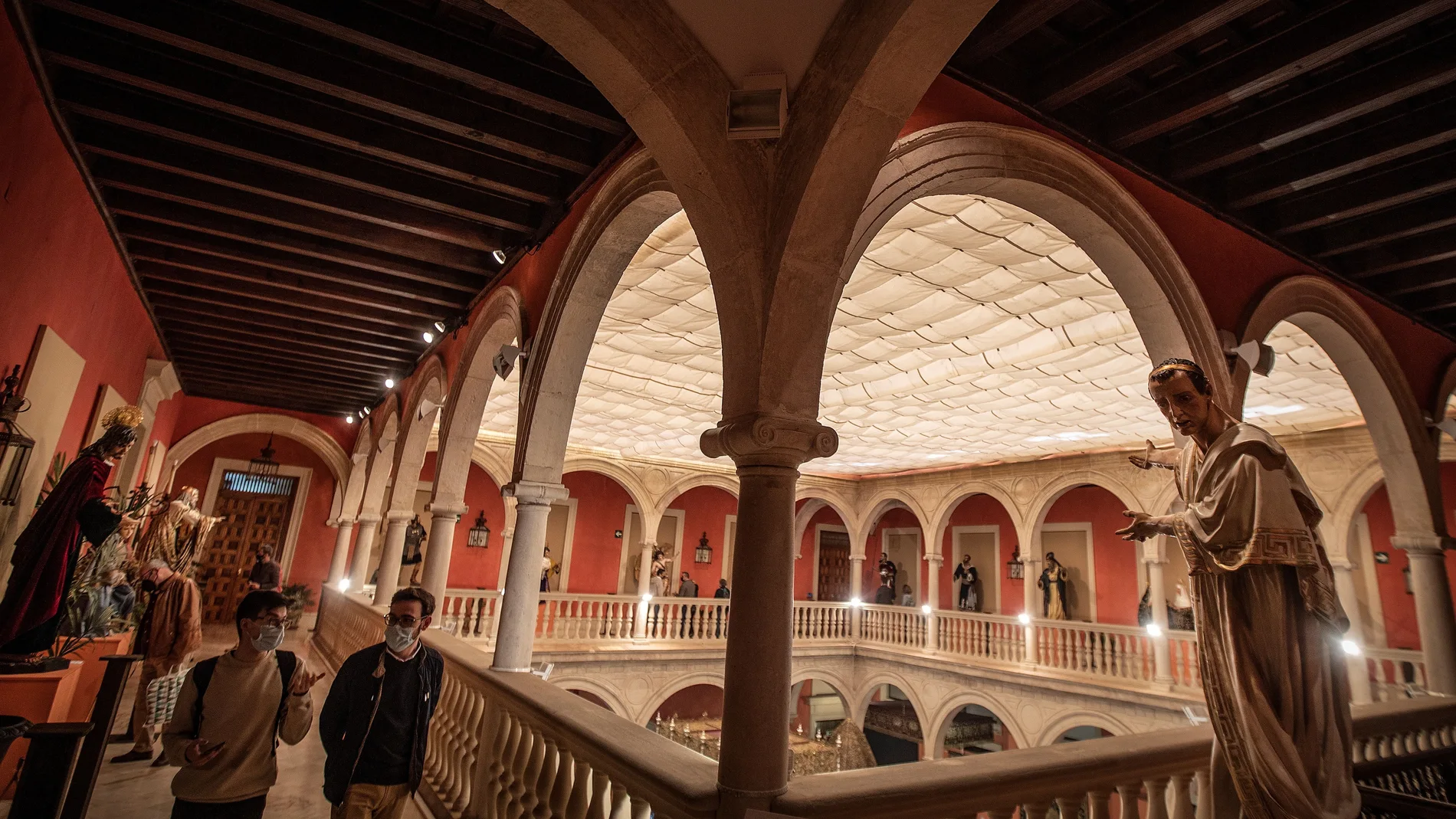 Parte de la exposición “In Nomine Dei” donde la Fundación Cajasol y el Consejo de Hermandades han reunido más de 250 piezas del patrimonio artístico de las 70 hermandades de penitencia de la ciudad