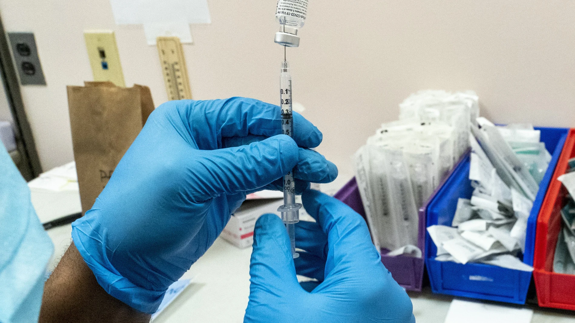 Un sanitario prepara una vacuna contra la Covid-19