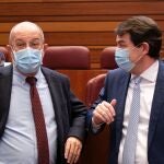 El presidente de la Junta, Alfonso Fernández Mañueco, y el vicepresidente Francisco Igea, conversan en un receso de las Cortes