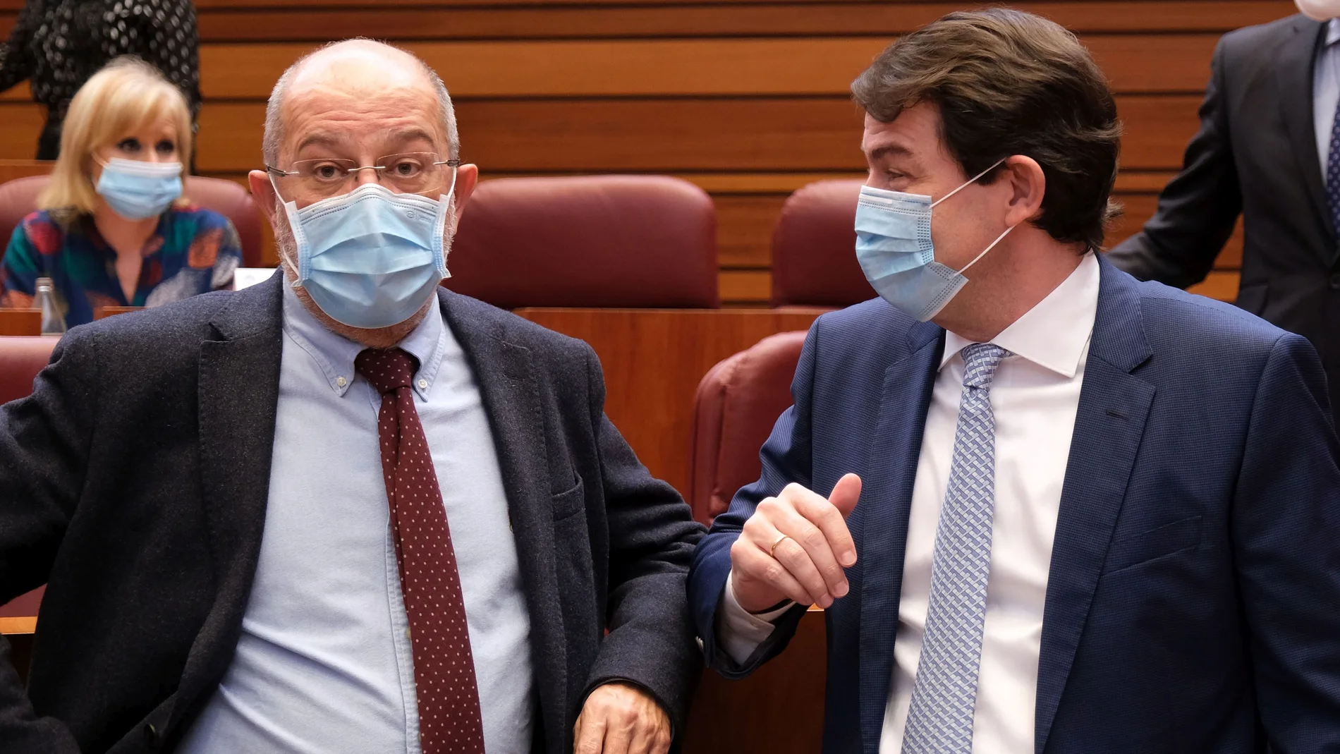 El presidente de la Junta, Alfonso Fernández Mañueco, y el vicepresidente Francisco Igea, conversan en un receso de las Cortes