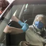 Una anciana se vacuna este miércoles en el Hospital Donostia de San Sebastián, donde ha recibido, sin salir de su coche, la vacuna contra la covid-19.