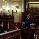 El presidente del Gobierno, Pedro Sánchez, interviene hoy durante la sesión de control en el Congreso de los Diputados