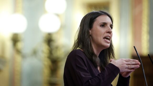 MADRID 24/02/2021.- La ministra de Igualdad, Irene Montero, interviene durante la sesión de control al Gobierno celebrada este miércoles en el Congreso. EFE/ Mariscal
