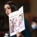 La líder de Cs, Inés Arrimadas, sostiene un folio del mapa de la vacunación durante intervención en una sesión de Control al Gobierno en el Congreso de los Diputados