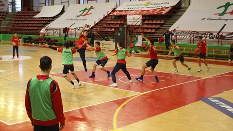Los jóvenes jugadores siguieron su camino en otro autobús y llegaron al entrenamiento con la selección autonómica