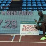 El atleta estadounidense Grant Holloway posa tras haber batido el récord de los 60 metros vallas logrado en la Reunión Internacional de Atletismo Villa de Madrid 2021 en la pista cubierta de atletismo del CDM Gallur