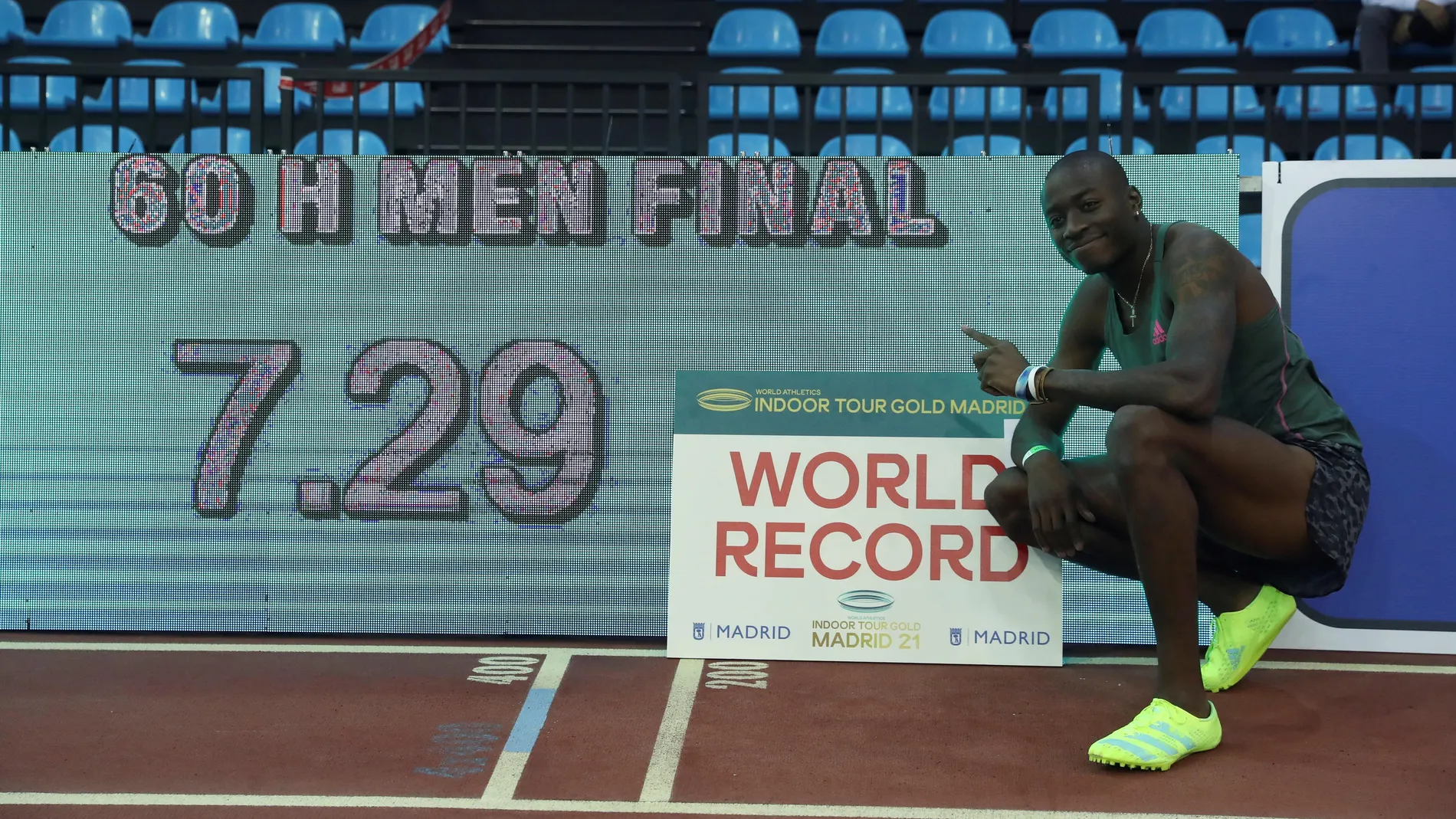 El atleta estadounidense Grant Holloway posa tras haber batido el récord de los 60 metros vallas logrado en la Reunión Internacional de Atletismo Villa de Madrid 2021 en la pista cubierta de atletismo del CDM Gallur
