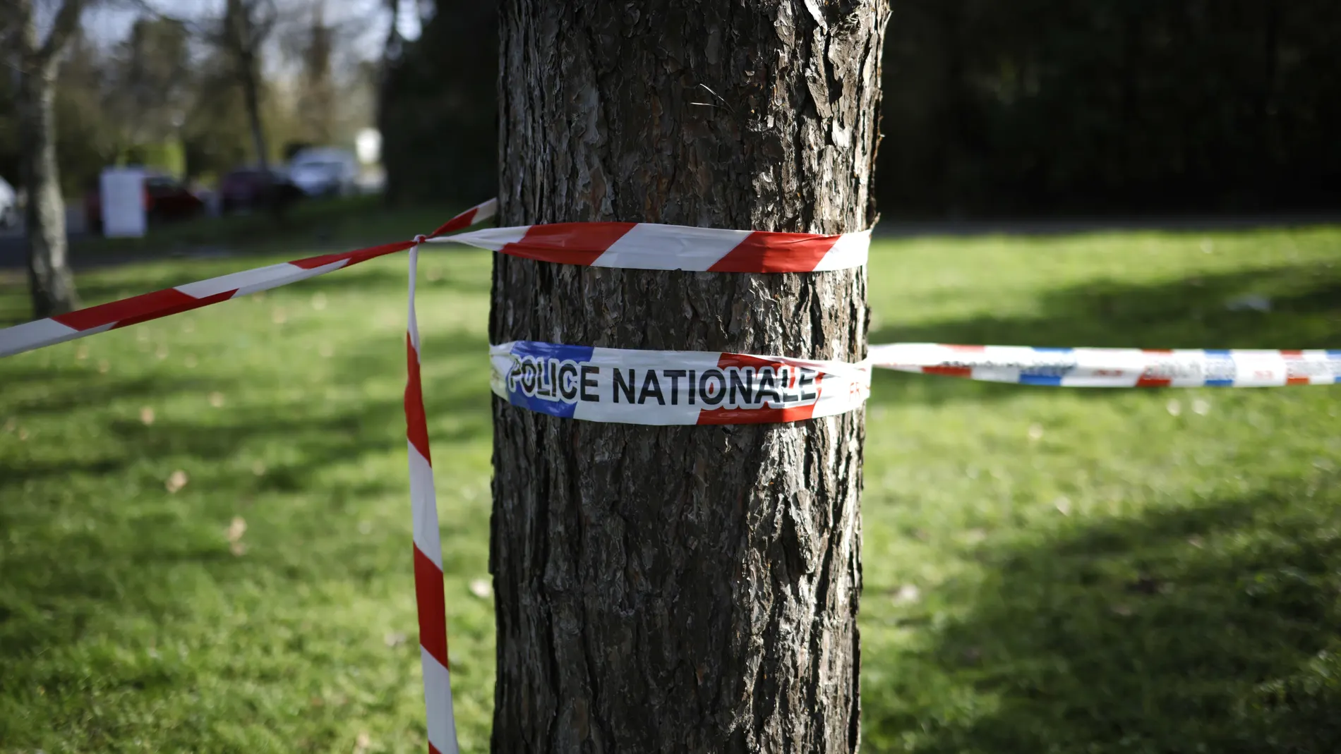 La Policía francesa mantiene acordonada en Saint-Chéron la zona donde murió una adolescente de 14 años por una cuchillada en el abdomen