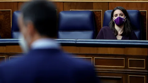 El presidente del gobierno Pedro Sánchez y la ministra de Igualdad Irene Montero, durante la sesión de control al Gobierno celebrada este miércoles en el Congreso