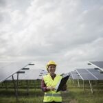 Una ingeniera eléctrica revisa unos paneles solares