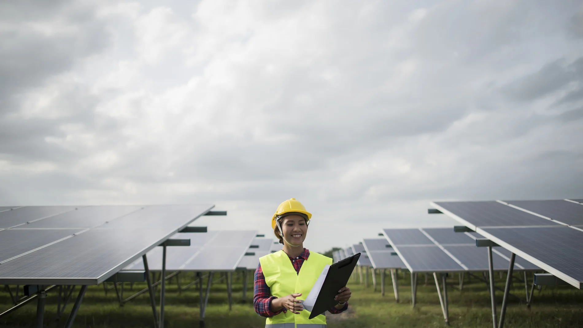 Una ingeniera eléctrica revisa unos paneles solares