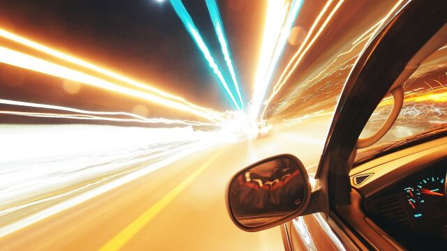 El efecto túnel consiste en la reducción del campo de visión por el aumento dela velocidad de circulación.
