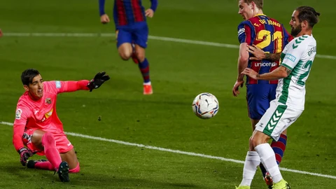 Cifu con el Elche frente al Barcelona.